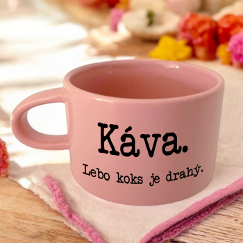 Ružový hrnček makronka - Káva. Lebo koks je drahý.