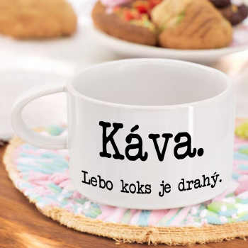 Biely hrnček makronka - Káva. Lebo koks je drahý.